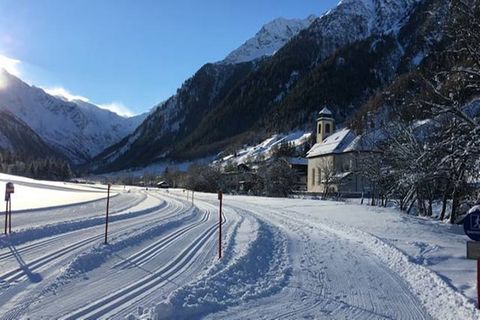 Questo bellissimo chalet a Steinach Am Brenner può ospitare 8 persone in 4 camere. Questa casa è dotata di molti servizi come deposito sci e biciclette, terrazza e parcheggio, è anche possibile gustare un soggiorno caldo utilizzando il camino a gas. ...