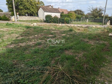 Terrain de 493m² hors lotissement. Idéalement situé dans un secteur calme entre Saint Martin et Montlouis. Ce beau terrain plat de 14m de façade est bien exposé. Il est partiellement viabilisé et borné. Tous les réseaux à proximité (EU, EP, fibre, él...