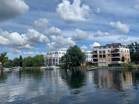 neuwertige Luxus-PENTHOUSE-Wohnung, eigener Boot-Liegeplatz direkt am Haus, barrierefrei, Tiefgarage, mit schönem Blick auf die Müggel-Spree, umlaufende Dachterrasse, Sauna, Kamin, ausgesprochen hochwertige Küche, hochwertige Ausstattungen Dieses Exp...