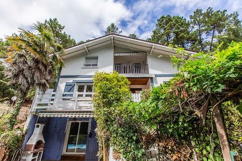 HOSSEGOR, nur 4 Minuten mit dem Fahrrad vom Rosny Park und 8 Minuten vom Strand entfernt, entdecken Sie dieses geräumige Landes-Haus aus dem Jahr 1981, das sich nach einer Renovierung als idealer Rückzugsort erweisen wird. Sie werden den 100 m² große...