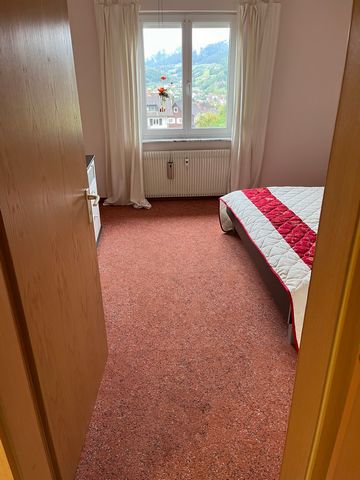 Diese charmante 2-Zimmer-Wohnung bietet Ihnen alles, was Sie für komfortables Wohnen benötigen. Neben den hellen Zimmern gibt es ein separates Gäste-WC für zusätzlichen Komfort. Besonders hervorzuheben ist der gepflegte Garten, der zu entspannten Stu...