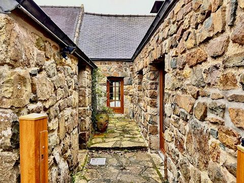 Dans un secteur très prisé de la presqu'île où les biens se font rares à la vente, située dans un petit hameau typiquement breton proche de la mer où l'environnement est particulièrement préservé, cette propriété composée d'une maison principale et d...