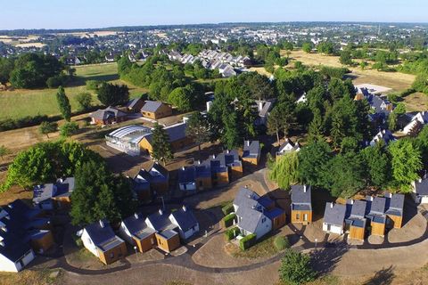 Vaste complexe de vacances à proximité du centre d'Amboise. Les bâtiments à deux étages maximum sont répartis sur une zone de parc, un maximum de 5 maisons sont alignées. La piscine communautaire est juste à côté du bâtiment principal avec le restaur...