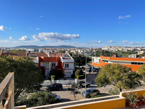 Apartamento bem localizado no Alto da Terrugem a 3 minutos da estação de comboios e praia de Paço de Arcos. Este imóvel destaca-se pela sua qualidade superior e pelo estado impecável de conservação. Possuí 3 quartos espaçosos, ideais para toda a famí...