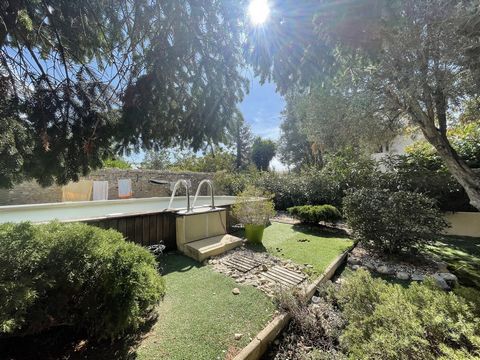 In the heart of the Soler, a dynamic village in the Pyrénées Orientales 7 km from Perpignan, you will be seduced by the tranquility of this beautiful and authentic house of character built on a plot of about 490m 2 including 60m2 of parking in front ...