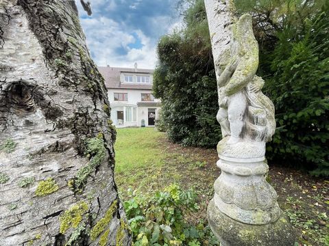 Les Rémoises vous présentent cette charmante maison située à Tinqueux avec grand garage double et joli jardin paysagé. Sur 3 niveaux, vous pourrez envisager une belle pièce de vie, entre 3 et 5 chambres, 2 pièces d'eau ... Le tout à 2 pas des transpo...