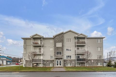 Magnifique copropriété bien entretenue de plus de 1100 pi² ! Offrant un espace de vie chaleureux et spacieux, cette unité comprend 2 grandes chambres, une salle de bain et une salle de lavage séparée. Elle dispose également de 2 places de stationneme...