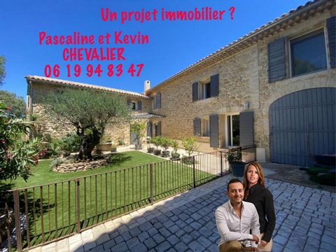 Pascaline et Kevin Chevalier sont heureux de vous faire découvrir cette magnifique demeure de caractère de 265 m² habitables, avec 65m² supplémentaires dédiés à un grand garage et une annexe le tout sur une parcelle de 700m² nichée au coeur des colli...