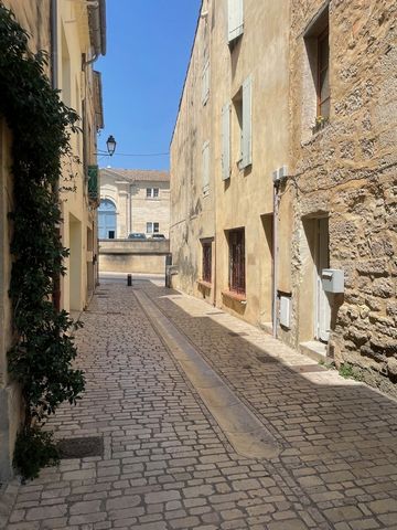 IN EXCLUSIVITY, apartment to renovate, pedestrian street, 2nd floor of a small old building, 40 m2 of living space, Comprising: entrance, kitchen/living room, 1 bedroom, bathroom, toilet. Electric heating. Contact: Nathalie ...