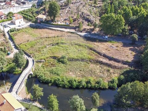 Local emblemático, com pelo menos 4.800,00 m2 para garantir a sua futura Vivenda, junto ao Rio Cabril, mesmo ali ao lado, com águas cristalinas e calmas, de acordo com o futuro PDM de Mondim de Basto. Local ideal para usufruir de praias fluviais, ass...