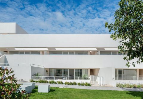 It is located in the municipality of Torrevieja, just 6 minutes from the beach. Enjoy an urbanization where luxury, privacy and ample spaces are combined in an elegant and harmonious way. From your home you will be able to benefit from the sun, the m...