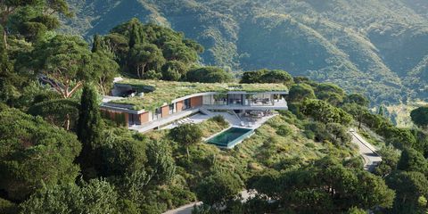 This brand new luxury villa, nestled high above the picturesque valley of Monte Mayor in Benahavís, is a captivating property that combines innovative architectural design with seamless integration into its natural surroundings. With a boomerang-shap...