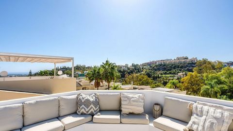 Elegantly renovated modern townhouse located in the exclusive gated community Benahavís. Priced at €1,195,000, this property offers luxurious living with breathtaking panoramic views of both the sea and mountains, perfectly captured from its spacious...