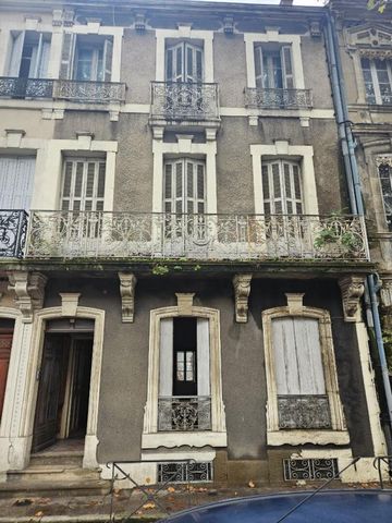 Maison de Maître Non loin de toutes commodités maison de maître datant de 1920 d'une surface habitable de 211m2 et 76m2 de combles aménageables. Idéal pour investisseur car possibilité d'y créer 4 appartements et un bureau. Petit jardin avec ses pavé...