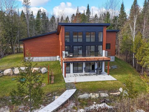 2,3 Hektar großes Anwesen am Ufer des Lake Aylmer, 40 Minuten von Sherbrooke entfernt. Haus von 2023 auf der Gartenebene mit Kathedralendecke mit spektakulären Fenstern und atemberaubendem Blick auf die Natur. Ausgestattet mit 2 Wärmepumpen und Elekt...