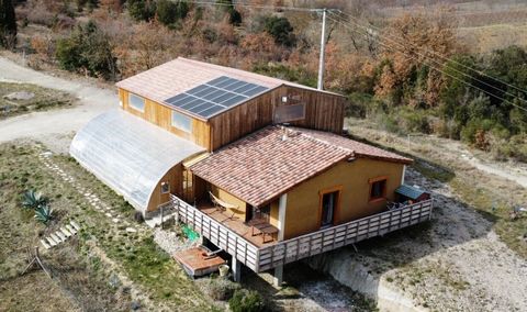 Aan de rand van een charmant dorp, op slechts een paar kilometer van de beroemde stad Limoux, ligt dit mooie huis op een groot perceel van ongeveer 7 hectare met prachtig uitzicht over het omliggende platteland. Gebouwd met behulp van de houtskelet +...