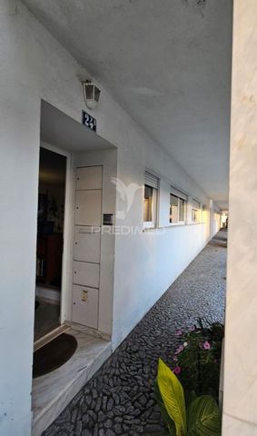 Apartamento T3 de R/ch, localizado na Urbanização do Moinho, em Évora. Constituído por 1 sala, 1 cozinha,  3 quartos, dois deles com roupeiros embutidos, 1 instalação sanitária com banheira, 1 lavandaria. Todas os compartimentos com pré-instalação de...