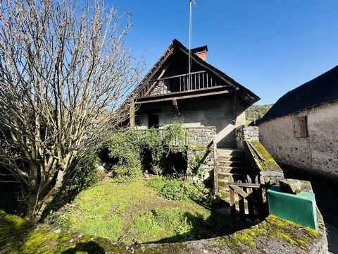 Small house located in the center of the charming village of Villeneuve 09800 of approximately 35m² habitable + 18m² of attic to be converted, cellar and barn of 110m² on 2 levels all on 364m² of plot. Insulation work, frames, sanitation and exterior...