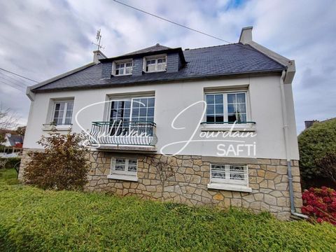 Située dans un lieu dit de Plourin Les Morlaix aux portes du centre ville de Morlaix, à proximité des écoles, des transport et des commerces, je vous invite à découvrir cette grande maison familiale de 139 m². Cette belle bâtisse élevée sur cave vous...