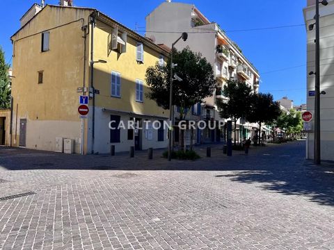 Ideaal gelegen tussen de haven van Vauban, het stadscentrum en de pittoreske charme van de oude stad, biedt Carlton International u exclusief dit appartement alleen boven een klein condominium aan. Het omvat een grote entree, een grote woonkamer, een...