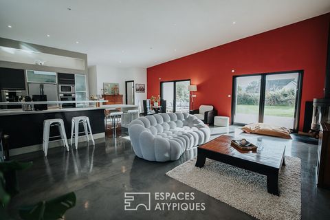 A Guipavas, dans le secteur prisé du Douvez, cette maison contemporaine plain pied de 164 m2, érigée en 2008, offre des volumes spacieux et un style résolument moderne. Nichée sur un terrain de 1280 m2, elle combine avec élégance espaces de vie lumin...