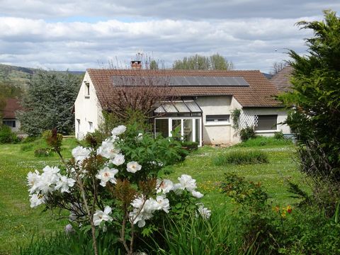 A l'écoute des oiseaux avec vue sur les Trois Croix, le Mont Rome et un accès rapide à la voie verte, à proximité des cures thermales de Santenay. Cette bâtisse à la possibilité de répondre à l'activité de chambres d'hôtes. Je vous propose cette mais...