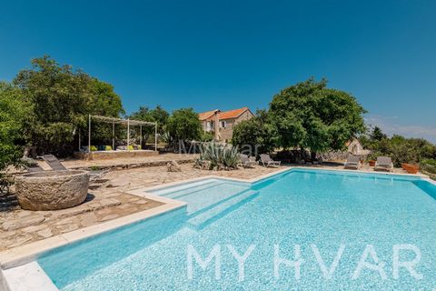 Welcome to St. George Court, a breathtaking property situated on top of the beautiful Hvar Island. This estate spans an impressive 30,000 m² of lush lavender fields, aromatic rosemary, fig, and olive trees, offering a unique retreat steeped in natura...