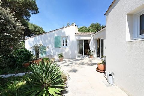 Real estate Les Portes en Ré - In an environment close to the beach, this house in excellent maintenance condition consists of a living room with a fireplace, kitchen, and 3 bedrooms. The garden benefits from a pleasant exposure to enjoy sunny days. ...