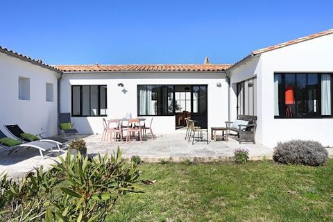 Real estate on Île de Ré - Les Portes en Ré. Near the golf course and beaches. This charming house, built in 2012, is a very functional and bright single-story home consisting of an entrance with closets, a large living room, a separate equipped and ...