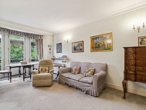 A nicely proportioned first floor flat, conveniently located between Kings Road and Cheyne Walk, Chelsea. Elizabeth Court is exclusively reserved for those over 55 years old. Residents benefit from the services of an estate manager, secure residents'...