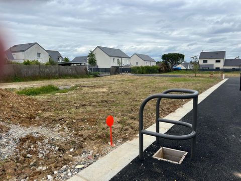 Très rare,emplacement de premier ordre....plus qu'un seul terrain!! Larçay centre bourg, écoles et commodités à deux pas, au sein d'un lotissement intimiste de 4 lots seulement, votre terrain à bâtir de 500m2 entièrement viabilisé et libre de tout co...