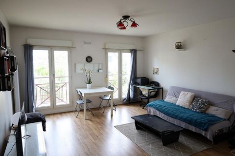 Quartier centre ville, accès écoles, commerces et transports, dans une résidence sécurisée, très bel appartement de type T3 comprenant : entrée sur séjour-salle à manger, cuisine équipée, cellier, rangements, 2 chambres, salle de bain, wc séparé. Une...