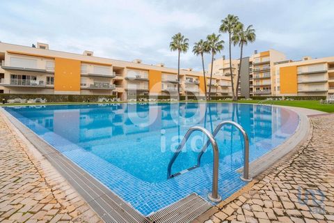 T3 em Vilamoura no Edifício Moura Praia Este magnífico apartamento T3, localizado no prestigiado edifício Moura Praia, em Vilamoura, é a oportunidade perfeita para quem busca conforto, elegância e uma localização privilegiada. Com uma área útil de 14...