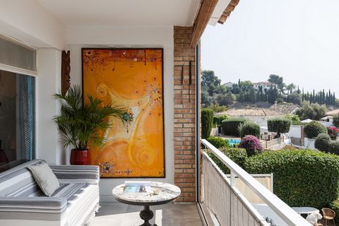 Escápate a la tranquilidad en Benalmádena Pueblo y disfruta de las vistas más increíbles Descubre el encanto del campo andaluz en el pintoresco pueblo blanco de Benalmádena Pueblo, enclavado entre las montañas y el mar. El salón está equipado con una...