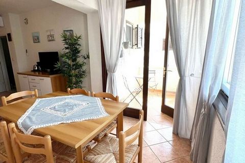 The apartment in Funtana has 2 bedrooms and capacity for 5 persons. Accommodation of 65 m² comfortable and is fully-equiped, It has garden. The property is located 300 m city 