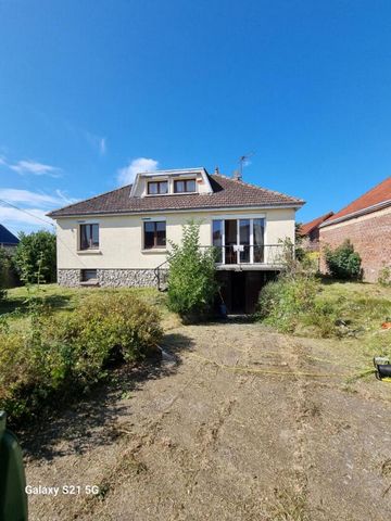 Située dans un quartier calme du vieux Neuville. Cette maison de plain pieds avec son sous sol complet d'une superficie de 80 m2 est implantée sur un terrain plat de 500 m2 au total. Elle se divise en une entrée , une cuisine , une salle à manger /sa...