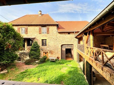 Nichée au coeur du haut beaujolais dans un environnement très calme, maison de campagne à rénover. Elle se compose d'un séjour d'environ 33 m² avec cheminée insert, une cuisine de 18 m² et à l'étage deux chambres avec une salle de bain wc. La grange ...