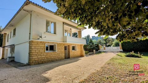 Situé au sud du Périgord Noir, dans le département du Lot-et-Garonne, le village de Sauveterre-la-Lémance est limitrophe de la Dordogne, à 10 minutes de Villefranche-du-Périgord, venez y découvrir cette jolie maison lumineuse et son magnifique parc a...