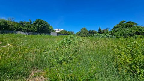 Sur la commune de Saint-François, à proximité de toutes commodités, nous vous proposons de découvrir ce terrain de 2425 m2 plat. Vous pourrez ainsi, laisser libre cours à votre imagination pour vos différentes projets de construction, ou poursuivre l...