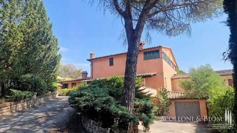 Villa con giardino, piscina con vista Lago Trasimeno, spa con sauna e piscina interna riscaldata, fotovoltaico in vendita a Perugia. Immersa nel verde delle colline umbre e a pochi passi dall’affascinante borgo di Solomeo, questa villa, originariamen...