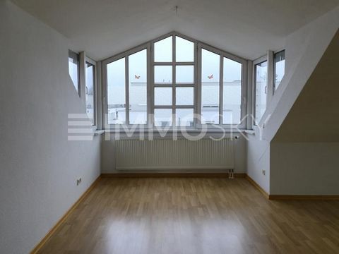 Ben je op zoek naar een toevluchtsoord op het platteland? Dit charmante en lichte 2-kamer appartement is gelegen in een goed onderhouden appartementencomplex in de populaire Berlijnse wijk Müggelheim. Het appartement is gelegen op de zolder (2e verdi...