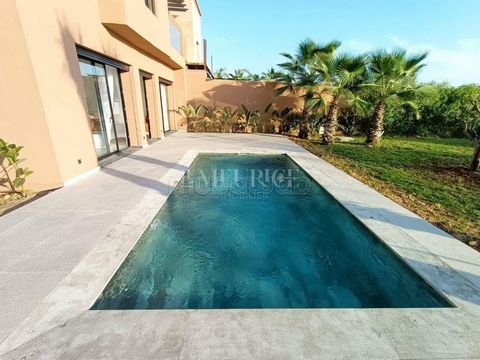 Charmante villa aan een van de mooiste wegen van Marrakech. Deze volledig geschakelde villa is gebouwd op een oppervlakte van 490 M² en 400 M² grondgenot. Een bewoonbare oppervlakte van 220 M² is als volgt samengesteld: Tv-lounge Lounge voor gasten U...