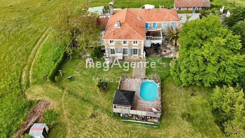 Située à Saint-Sever (40500), cette propriété emblématique bénéficie de la tranquillité de cette charmante commune tout en étant à proximité des commodités locales. Saint-Sever offre un cadre de vie paisible, avec ses ruelles pittoresques et son ambi...