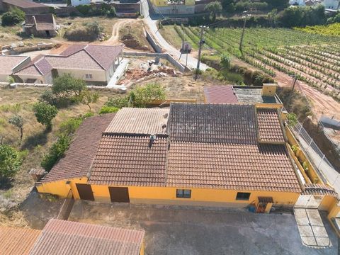 House in the village of Painho in a very quiet location with good views, located on a plot of approximately 2,300 m2, currently has three bedrooms and two bathrooms, kitchen and large living room that can easily be enlarged, it also has a large attic...