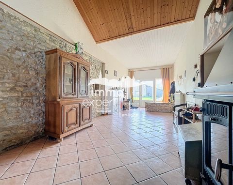 Découvrez cette charmante maison de village mitoyenne d'un côté, située à Oelleville, petit village rural à proximité de l'axe Mirecourt-Neufchâteau à seulement 20 minutes de l'accès rapide à l’autoroute A31 (Nancy Dijon). Avec une surface habitable ...