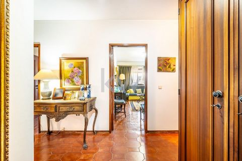 Visit simulation: https://youtu.be/767Di_4D9VU This extremely well-maintained apartment is located in the heart of the city of Porto, just a 6-minute walk from the metro station 