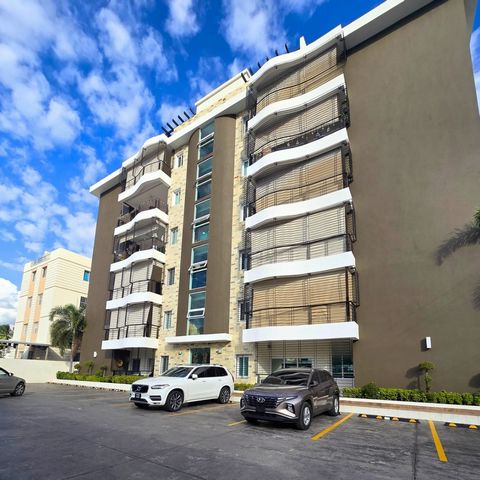 Penthouse en zona centrica y residencial. Cercano a bancos, tiendas, plazas, restaurantes, supermercados y mucho mas.. Disfrutaras de un vista despejada de 360 grados de todo la urbe de Santiago. Venta vacio: USD$370,000 Venta amueblado: USD$380,000 ...