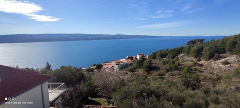 Dieses atemberaubende Apartmenthaus befindet sich in der charmanten Touristenstadt Stanići in der Nähe von Omiš und bietet einen atemberaubenden Panoramablick auf das Meer und die nahe gelegenen Inseln. Mit einer Gesamtwohnfläche von 464 m², die sich...