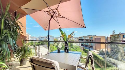 If you are looking for a luxury apartment in Portimão then you have just found it! This magnificent T2 duplex is your choice! The apartment consists of two en-suite bedrooms with balcony, located in a closed complex with swimming pool, two parking sp...