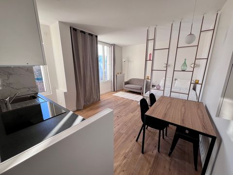 Au 5ème étage avec ascenseur, ce studio d’une superficie de 25m2 comprend : - une agréable pièce de vie très lumineuse avec une cuisine aménagée et équipée, un dressing, un lit double isolé par une bibliothèque, un coin salon, une table à manger - un...